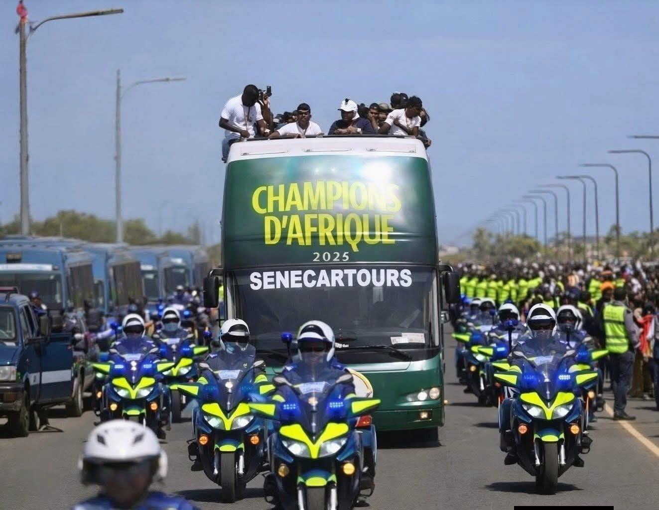 دكار تشتعل فرحًا.. استقبال تاريخي لأبطال إفريقيا لكرة القدم في شوارع العاصمة 🇸🇳🏆