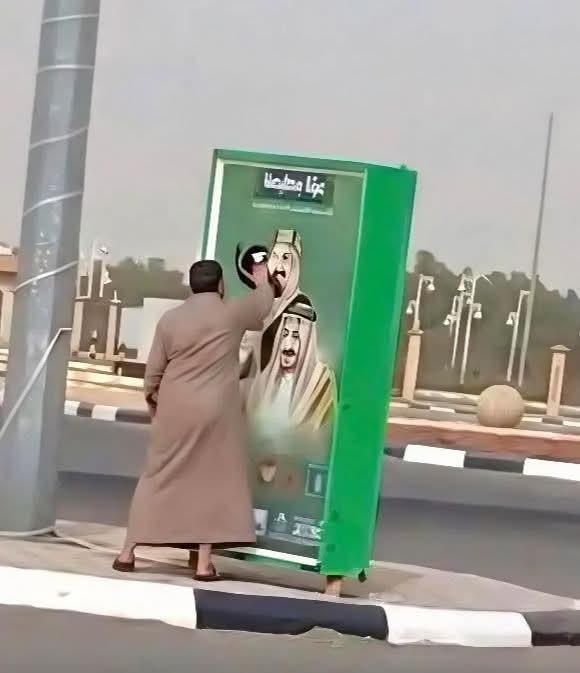 لفتة عفوية تتحول إلى مكافأة ملكية.. معتمر يمني يمسح التراب عن لوحة لملوك السعودية فيُكافأ بـ500 ألف ريال!