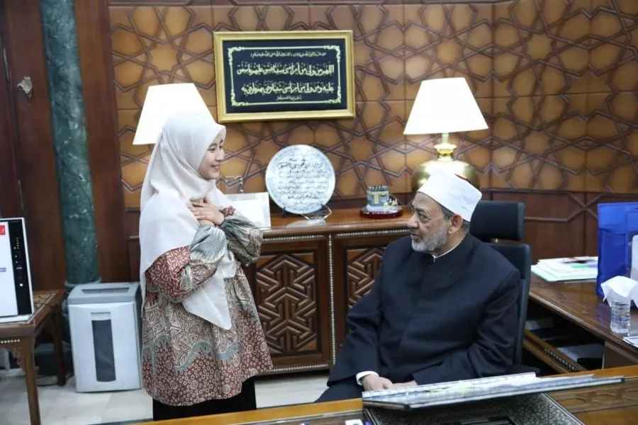 حين يكافئ الأزهر الإخلاص.. شيخ الأزهر يحقق حلم طالبة إندونيسية عشقت القرآن