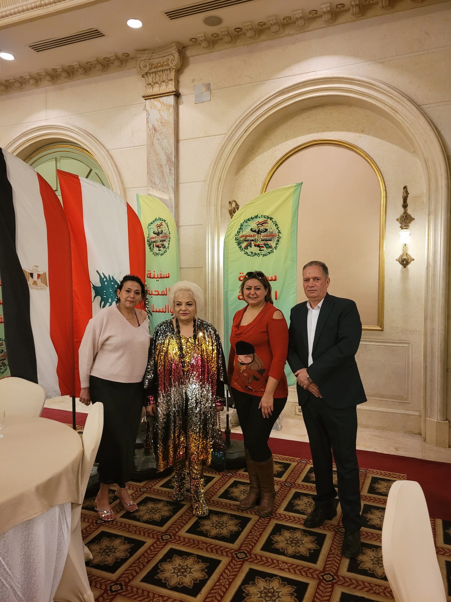 اسيا قاسم و الإعلامي د. محمد هاشم… يقودا آحتفالية سفينة المحبة والسلام  ويمنحا الإعلامية تاكي درع التكريم.