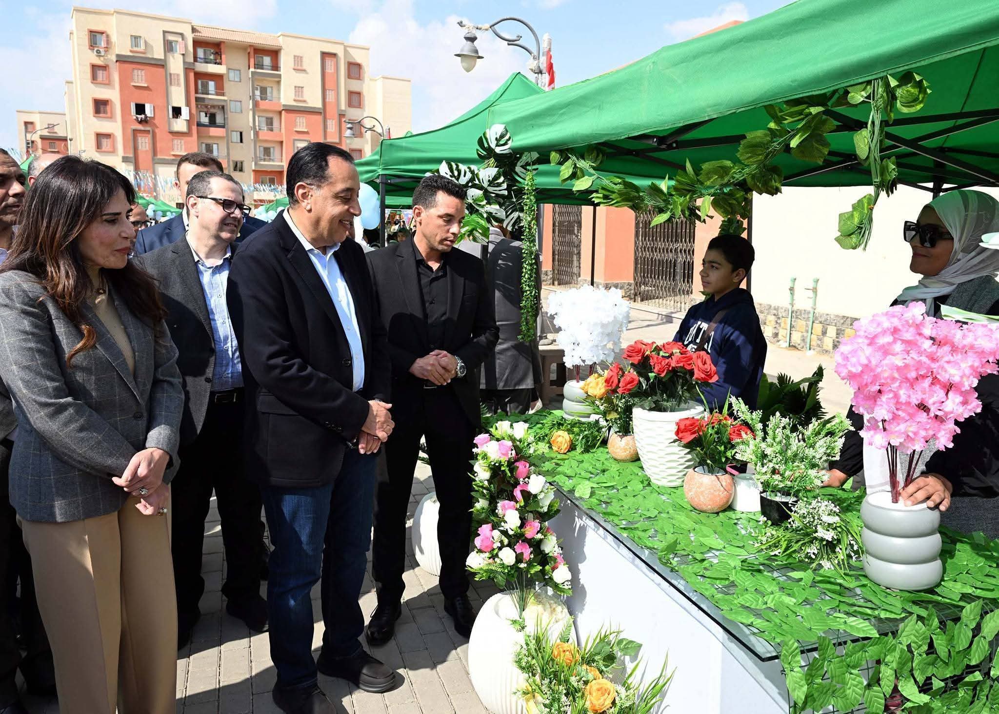 رئيس الوزراء يسلم عقود وحدات “سكن لكل المصريين” بحدائق العاصمة ويفتتح المركز الطبي ويتفقد معرض “أيادي منتجة”