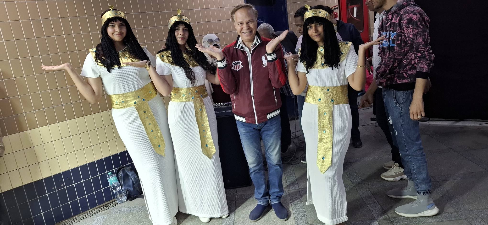 مشاركة فنية من الفنان القدير محمود عامر تُبهج الركاب داخل مترو العباسية برعاية إدارة الثقافة (فيديو )