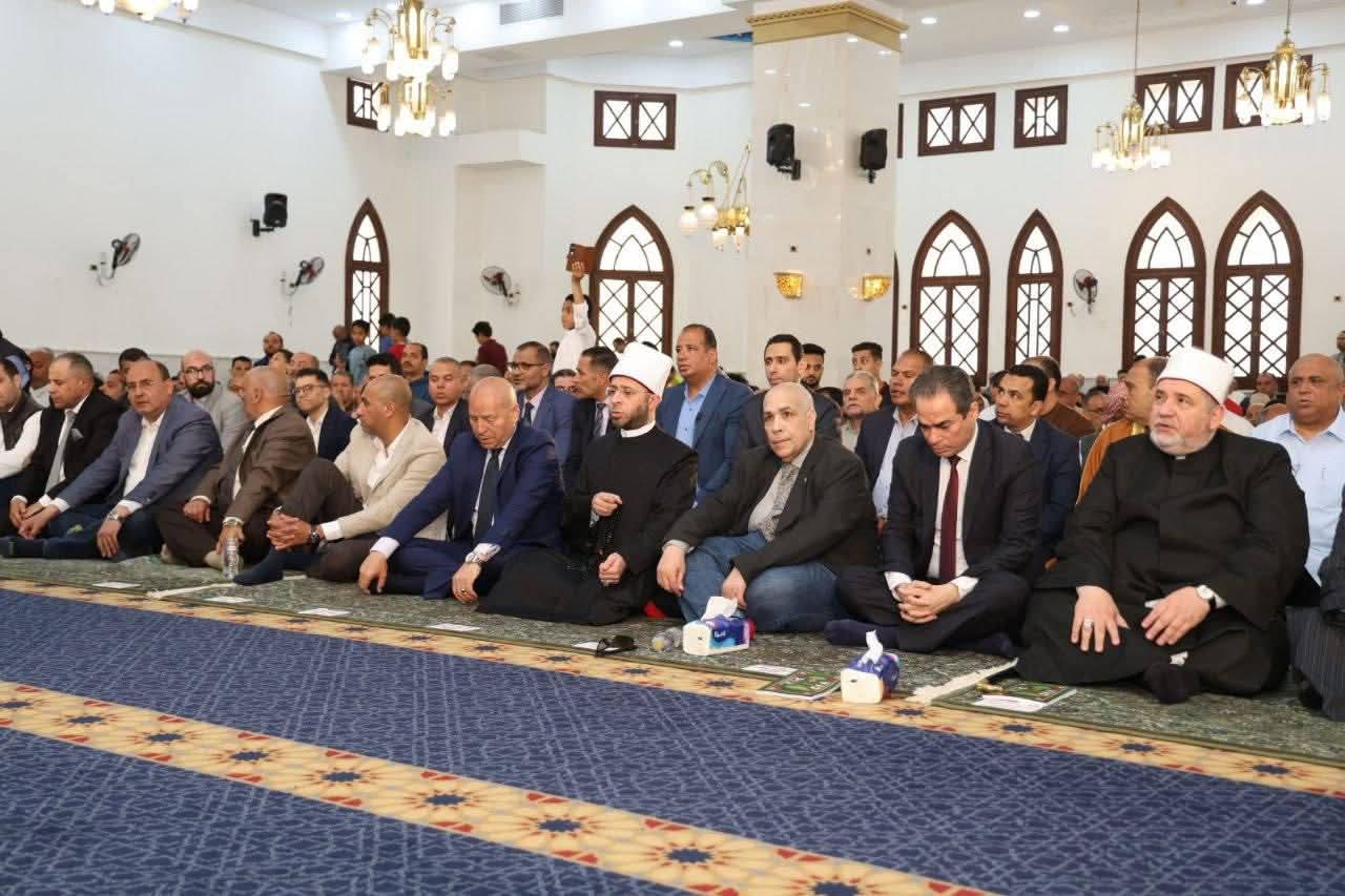 أجواء روحانية بمسجد «أحباب المصطفى» بالشروق.. وزير الأوقاف ومحافظ القاهرة ورئيس الوطنية للإعلام يؤدون الجمعة وسيد جلال بين الحضور