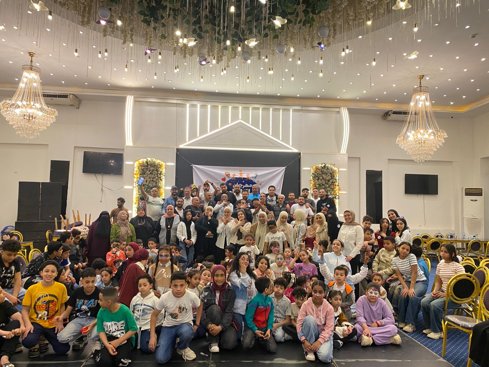 «فريق نوافذ تيم».. 14 عامًا من العطاء ترسم البسمة على وجوه الأطفال في أبريل