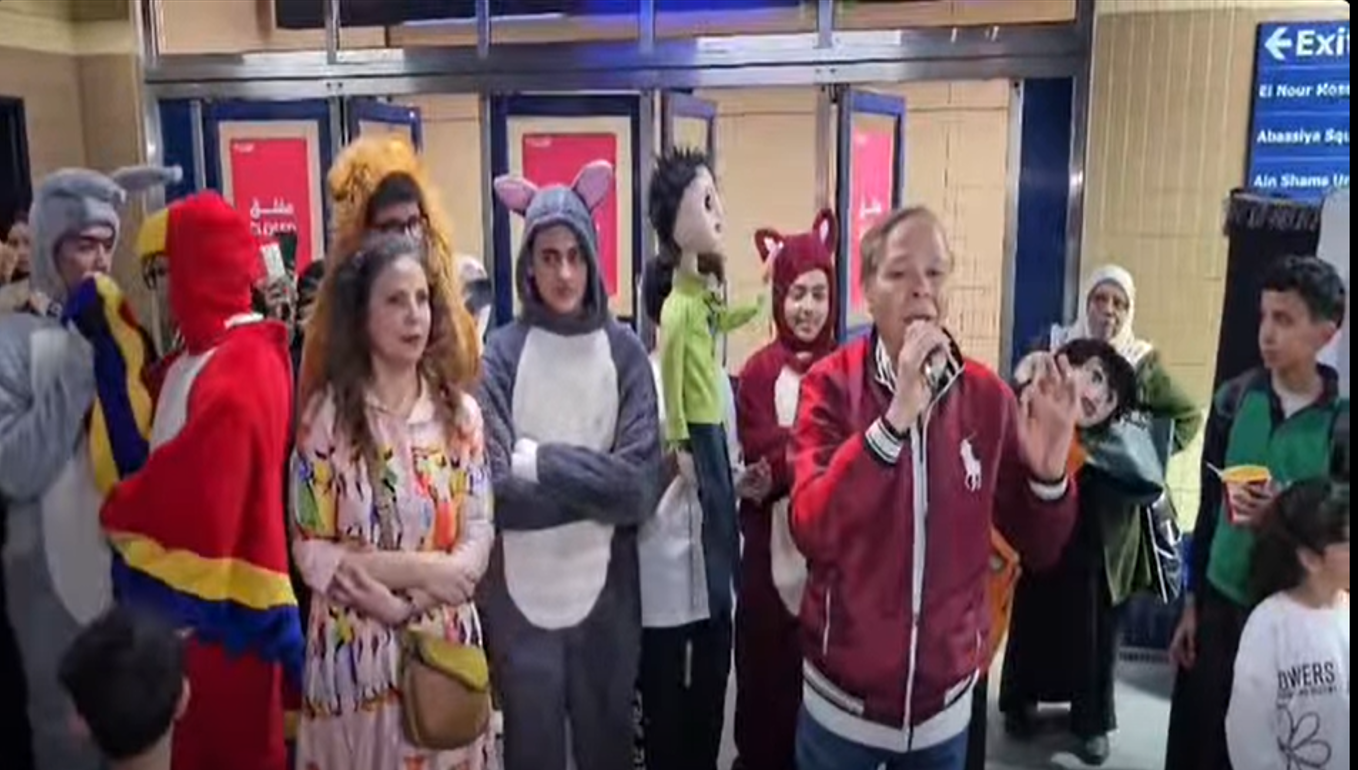 مشاركة فنية من الفنان القدير محمود عامر  تُبهج الركاب داخل مترو العباسية برعاية إدارة الثقافة